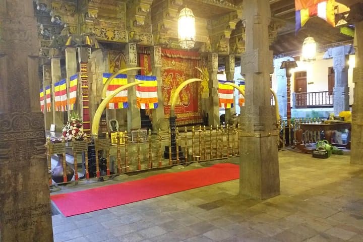 Colombo Day Trip from Negombo: Private City Tour with Licensed Chauffeur-Guide photo 2