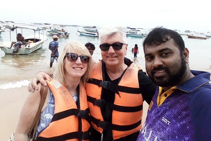 Hikkaduwa Beach Canoe Ride — Hour-Long Paddle to Turtles and Coral photo 3