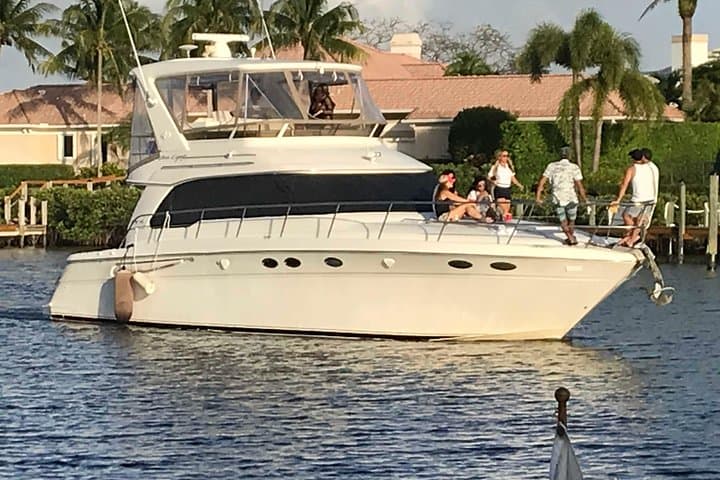 Private Yacht Cruise in Jupiter: Sun, Sandbars & Lighthouse Views