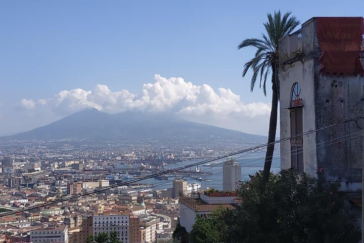 Charterhouse-to-Naples-Historic-Market-Walking-Tour