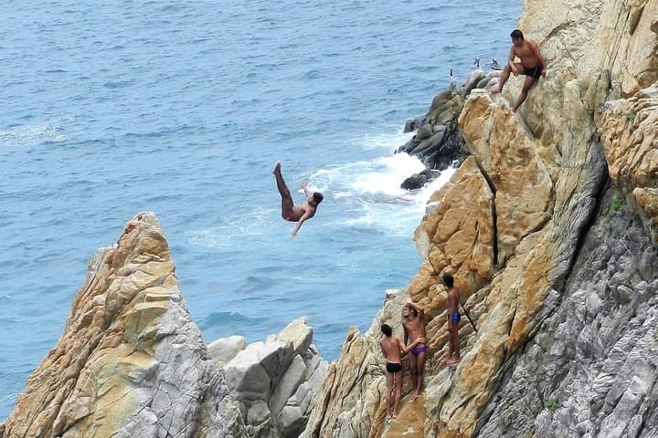 Watch the La Quebrada Cliff Divers: Acapulco Show, Lunch & Market Stops photo 3
