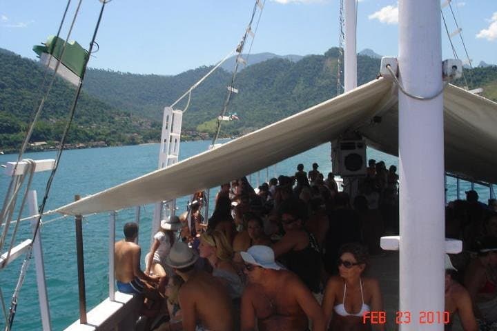 Escuna to Paradise: Angra dos Reis Full-Day Boat Tour with Snorkel & Beach Stops