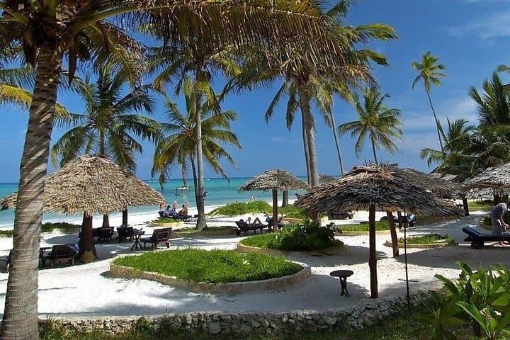 4-Day Tsavo Safari and Diani Beach Holiday — Wildlife, Mzima Springs & White-Sand Beaches