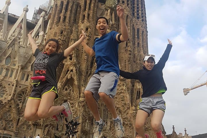 10km Barcelona Running Tour — Sagrada Família, Gothic Quarter & Beach Route photo 1