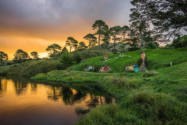 Auckland to Hobbiton and Rotorua Geothermal Day Tour: Hobbit Holes, Geysers & Maori Culture photo 4