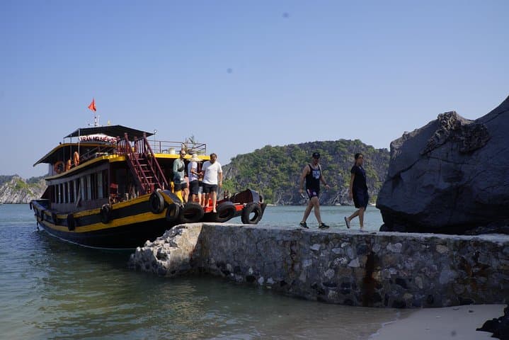 Lan Ha Bay Full-Day Boat & Kayak Adventure from Cat Ba