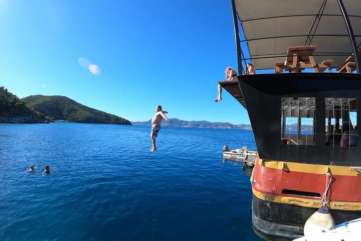 Full-Day Island Boat Tour Around the British Virgin Islands — Snorkel, Beaches & Willy T photo 4