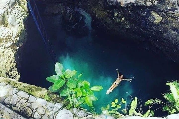 Blue Hole Mineral Spring and Rick's Cafe: Cliff Jumps, Mineral Baths & Negril Sunsets
