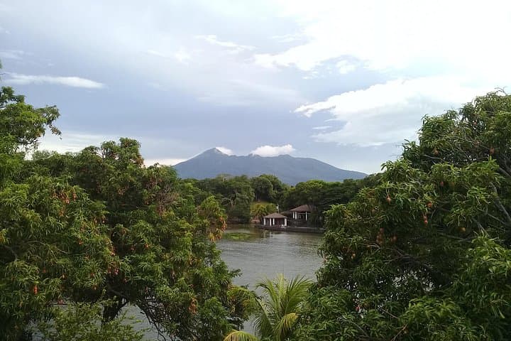 Granada Colonial City and Isletas Boat Tour: Chocolate, Monkeys & Lakeside Views photo 1