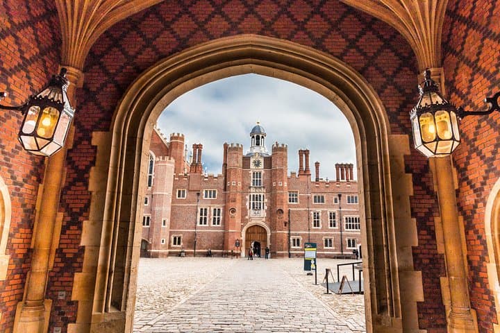 Kid-Friendly Hampton Court Palace Tour with Blue Badge Guide photo 2
