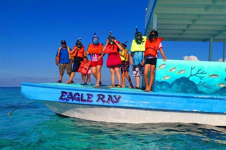 Roatán Catamaran Snorkeling Party — North-Side Reef, Starfish & Shipwrecks photo 2