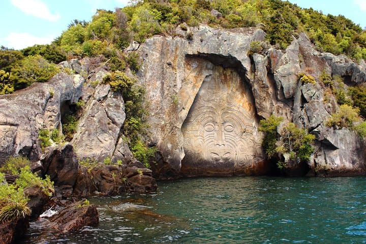 Lake Taupo Great Lake Tour: Huka Falls & Mine Bay Maori Rock Carvings (Day Trip from Auckland) photo 3