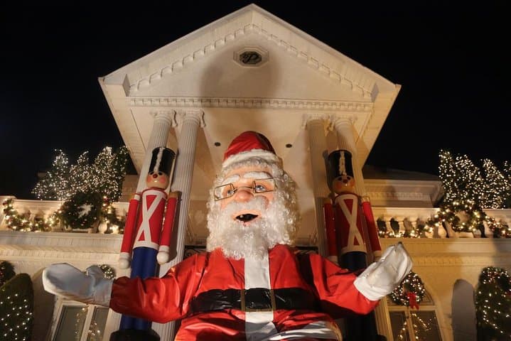 Private Dyker Heights Christmas Lights Tour: NYC Evening Holiday Displays photo 3