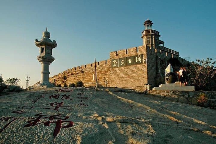 Private Day Trip from Xiamen to Hui'an County: Dazuo Village, Chongwu & Xisha Bay