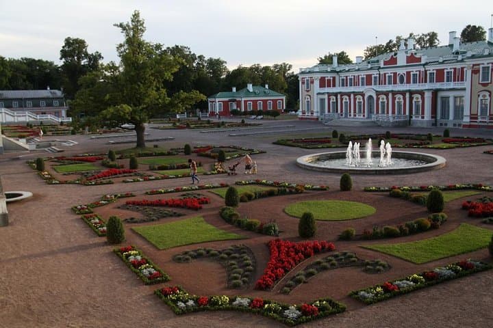 Panoramic Tallinn Car Tour: Kadriorg, Kalamaja & Noblessner in 2.5 Hours