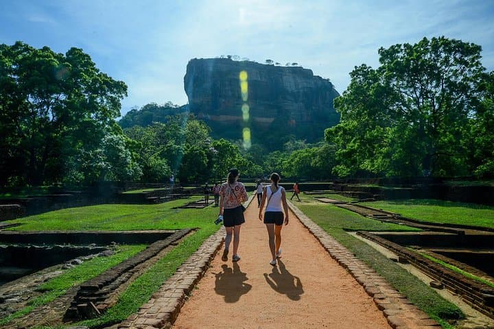 Sri Lanka 6-Day Highlights Tour: Colombo, Sigiriya, Kandy & Galle