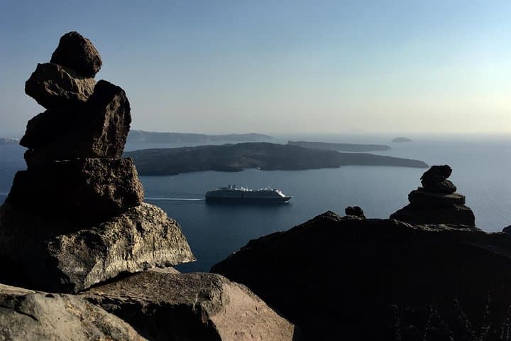 Santorini 5‑Hour Private Sightseeing Tour — Oia, Red Beach & Black Sand Walks