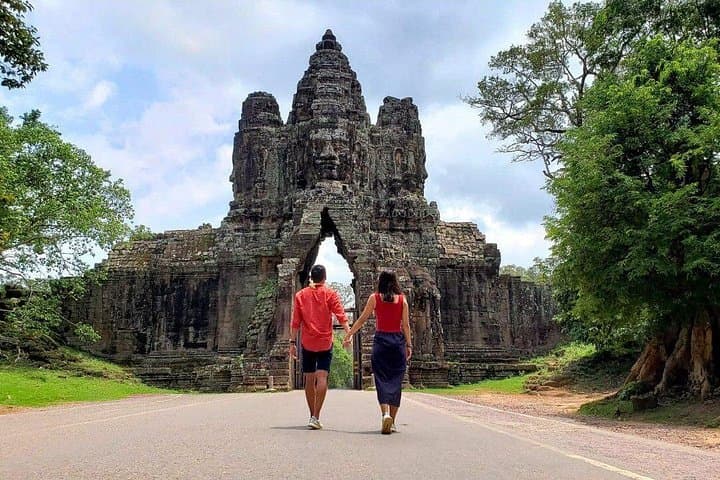 Angkor Wat Sunrise & Beng Mealea: 2-Day Temple and Tonle Sap Adventure from Siem Reap