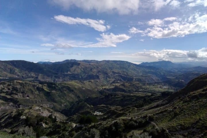 Quilotoa Lagoon and Baños: 2-Day Ecuadorian Highlands Adventure photo 3