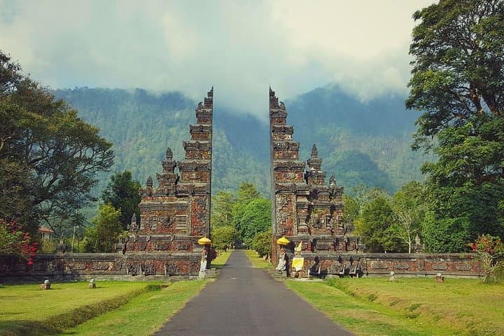 Bali Iconic Tour: Beratan Temple, Jatiluwih Rice Terraces & Leke-Leke Waterfall photo 2