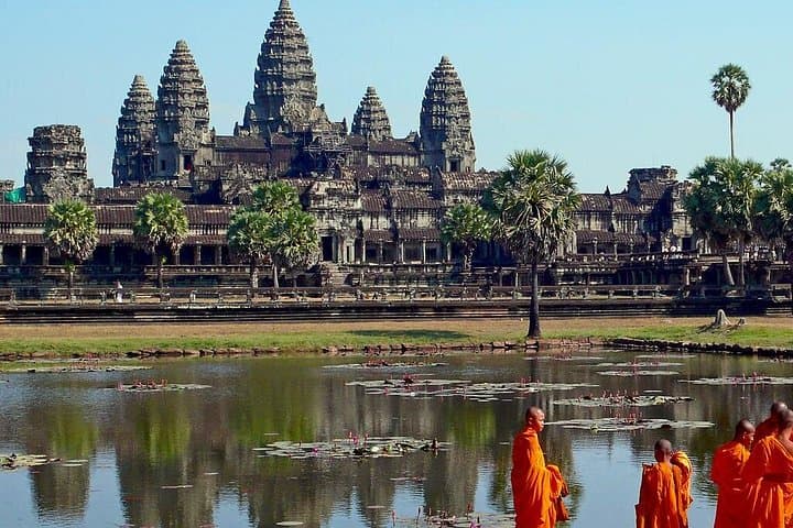 Phnom Penh and Siem Reap 5-Day Cultural Tour — Angkor Wat, Killing Fields & Tonle Sap photo 1