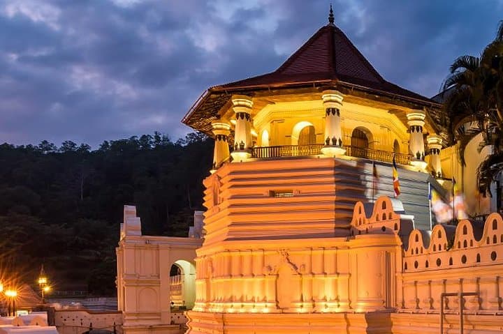 Kandy Day Tour from Colombo: Peradeniya Botanical Gardens, Temple of the Tooth & Cultural Show photo 2