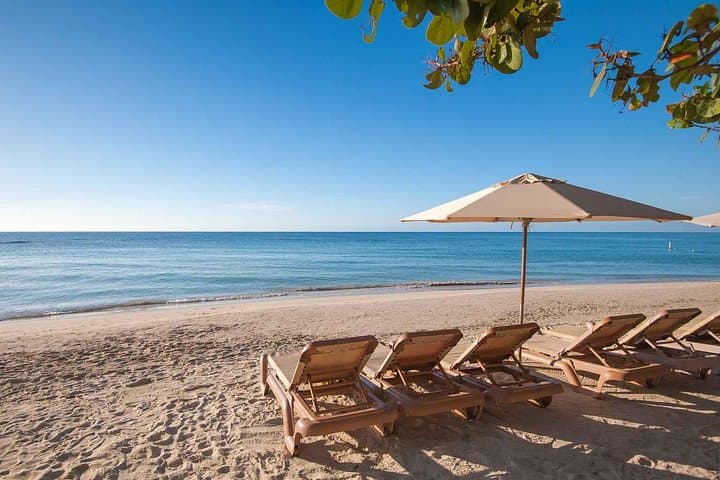 Infinity Bay Day Pass in Roatan: Private West Bay Beach, Pools & Local Flavors photo 6