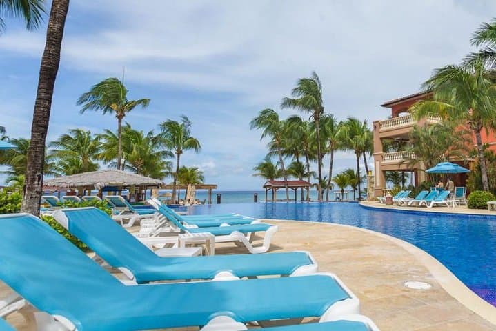 Infinity Bay Day Pass in Roatan: Private West Bay Beach, Pools & Local Flavors photo 5
