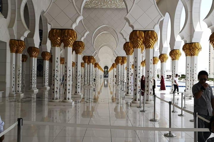 Abu Dhabi City Tour: Sheikh Zayed Grand Mosque & Qasr Al Watan Full-Day Experience photo 5