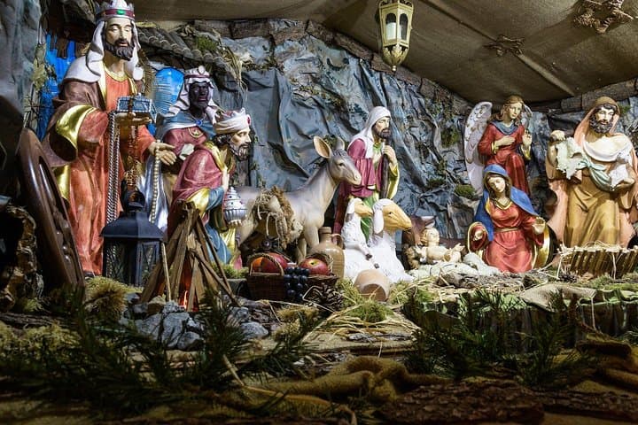 Christmas in Rome Walking Tour — Festive Lights, Hot Chocolate & Historic Sights photo 4