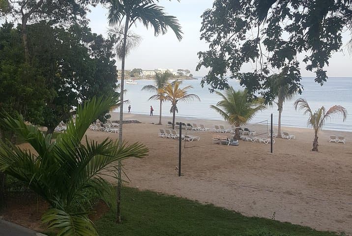 Negril Day Trip from Ocho Rios: Rick's Cafe, Seven Mile Beach and Island Drive