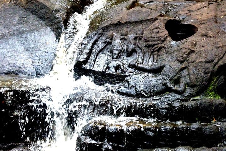 Kbal Spean & Banteay Srei Temple Tour from Siem Reap — River of 1000 Lingams Hike and Pink Sandstone Temples photo 3