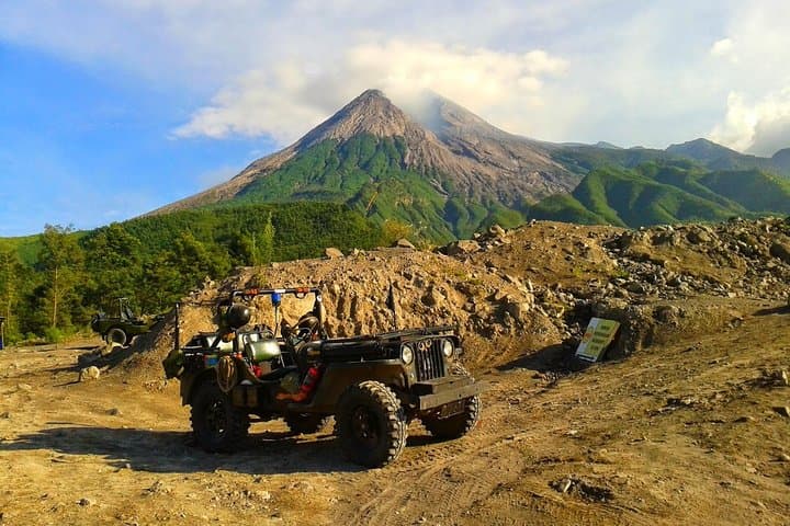 Punthuk Setumbu Sunrise, Borobudur & Merapi Lava Jeep Tour