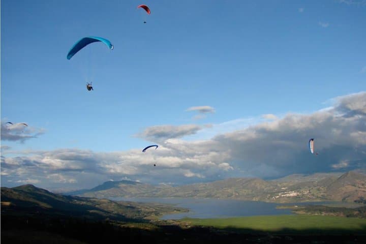 Paragliding Over Bogotá: 20-Minute Tandem Flight from Sopó photo 4