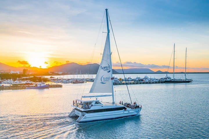 Cairns Small-Group Afternoon City Tour and Sunset Dinner Cruise on Trinity Inlet