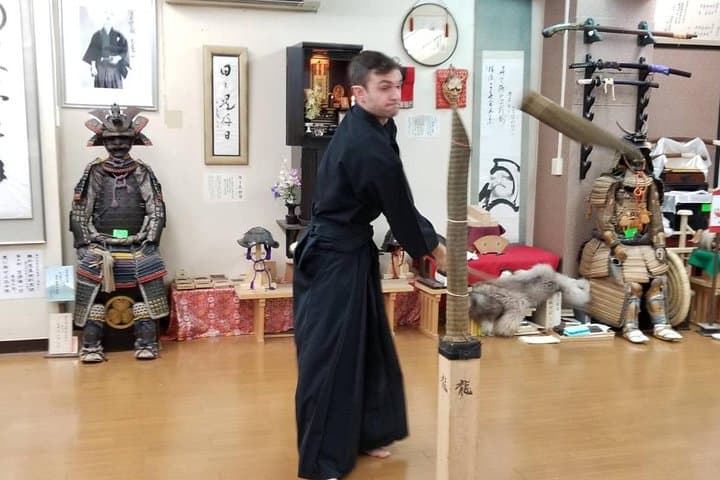 Learn Iaido in Tokyo: Hands-On Samurai Swordsmanship Workshop photo 2