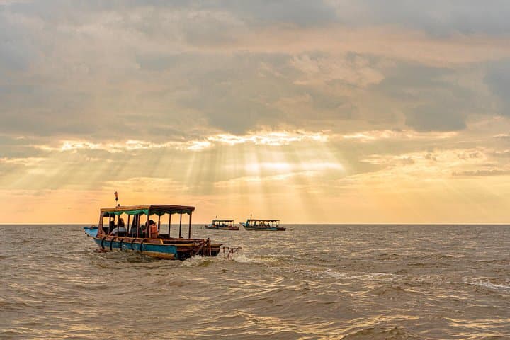 Tonle Sap Floating Village Sunset: Jeep, Village & Boat Experience photo 6