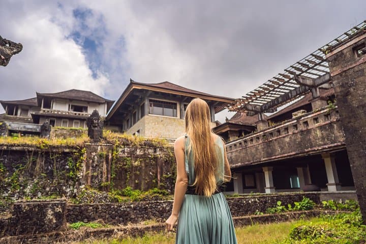Bedugul Ghost Palace Tour: Abandoned Hotel, Ulun Danu & Banyumala Waterfall