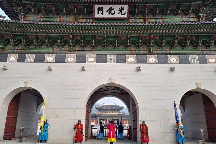 Seoul Historical Walking Tour: City Hall, Cheonggyecheon & Bukchon Exploration photo 1