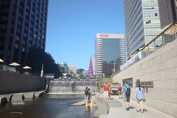 Seoul Historical Walking Tour: City Hall, Cheonggyecheon & Bukchon Exploration photo 2