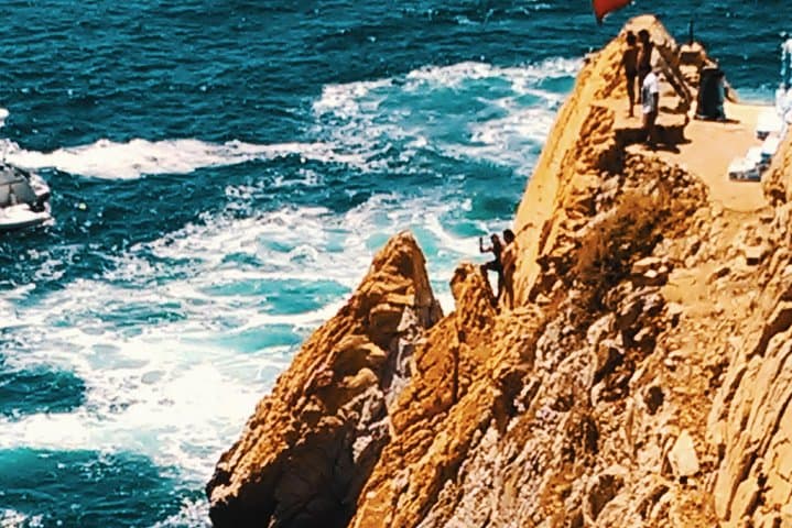 Acapulco Deluxe by Night: La Quebrada Cliff Divers & Dinner with Bay Views