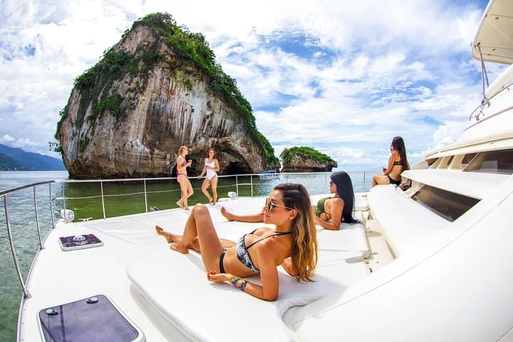Luxury Yacht Snorkel to Majahuitas with Open Bar & Lunch — Puerto Vallarta Day Cruise