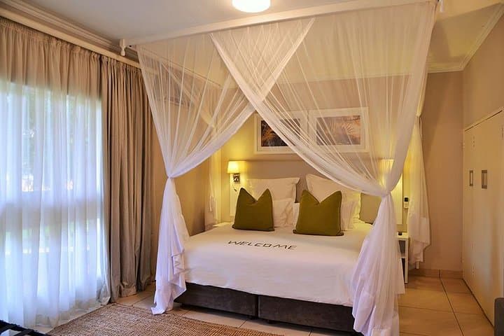 Victoria Falls 2-Day Cresta Sprayview Hotel Package: Falls Tour, Zambezi Cruise & Wildlife Options photo 4