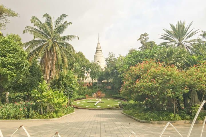 Phnom Penh Historical Day Tour: Royal Palace, Tuol Sleng & Choeung Ek photo 2