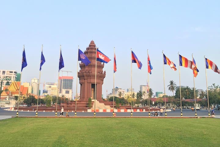 Phnom Penh Historical Day Tour: Royal Palace, Tuol Sleng & Choeung Ek photo 3