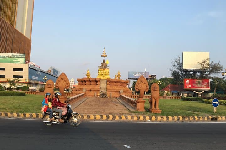 Phnom Penh Historical Day Tour: Royal Palace, Tuol Sleng & Choeung Ek photo 4