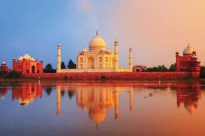 Sunrise at the Taj Mahal: Private Agra Day Tour from New Delhi