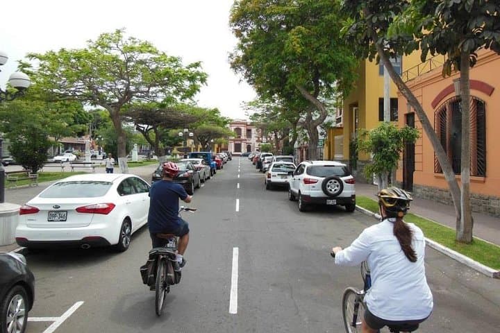 Guided Bike Tour of San Isidro, Miraflores & Barranco — Lima Coastal Ride photo 3