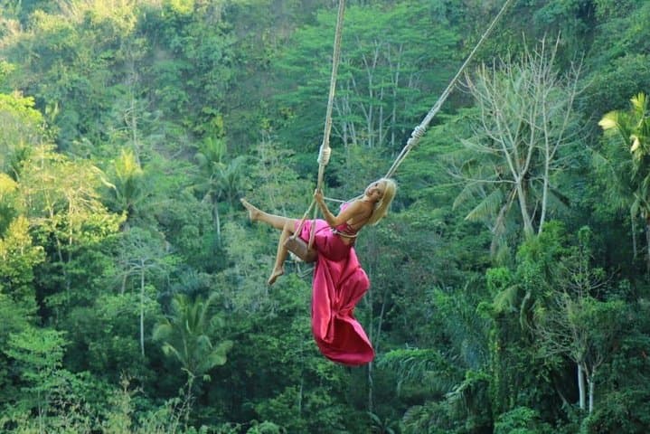 Ubud Private Day Tour: Bali Swing, Monkey Forest & Tegenungan Waterfall
