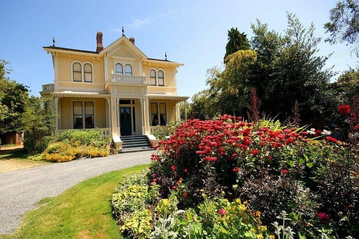 Victoria Seaside Homes and Gardens Tour: James Bay & Beacon Hill Highlights photo 1